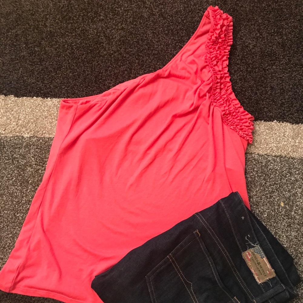❤️Xhilaration: One Shoulder Frill Top!